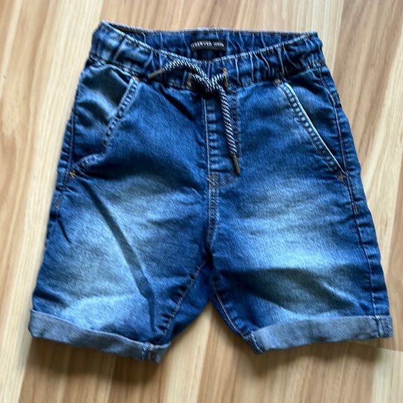 Boys denim shorts, size 128cm, appropriate for 6-8 US. Elastic band and … - Picture 1 of 6